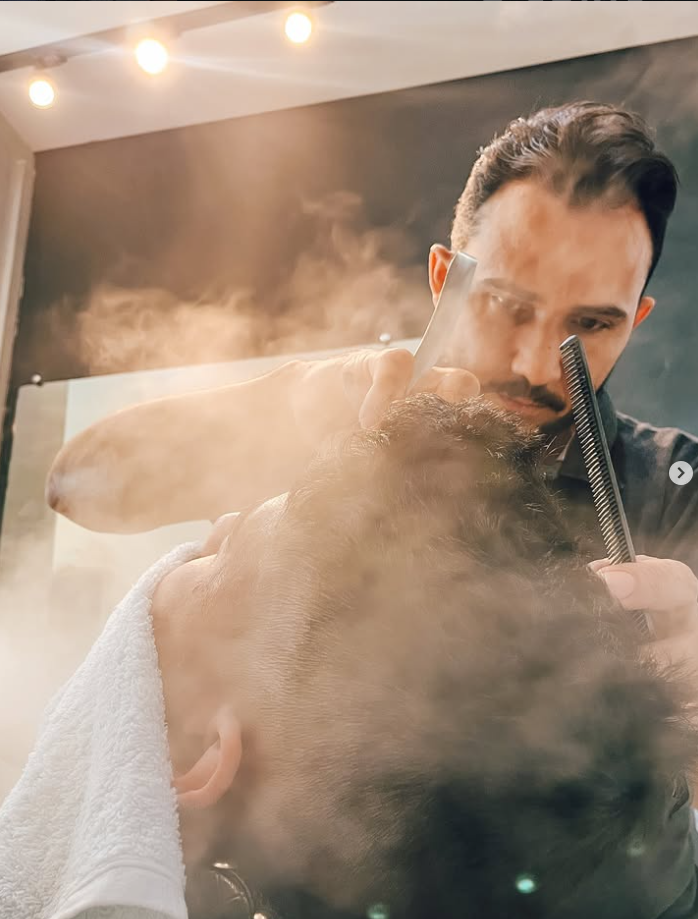 Barbeiro trabalhando com vapor