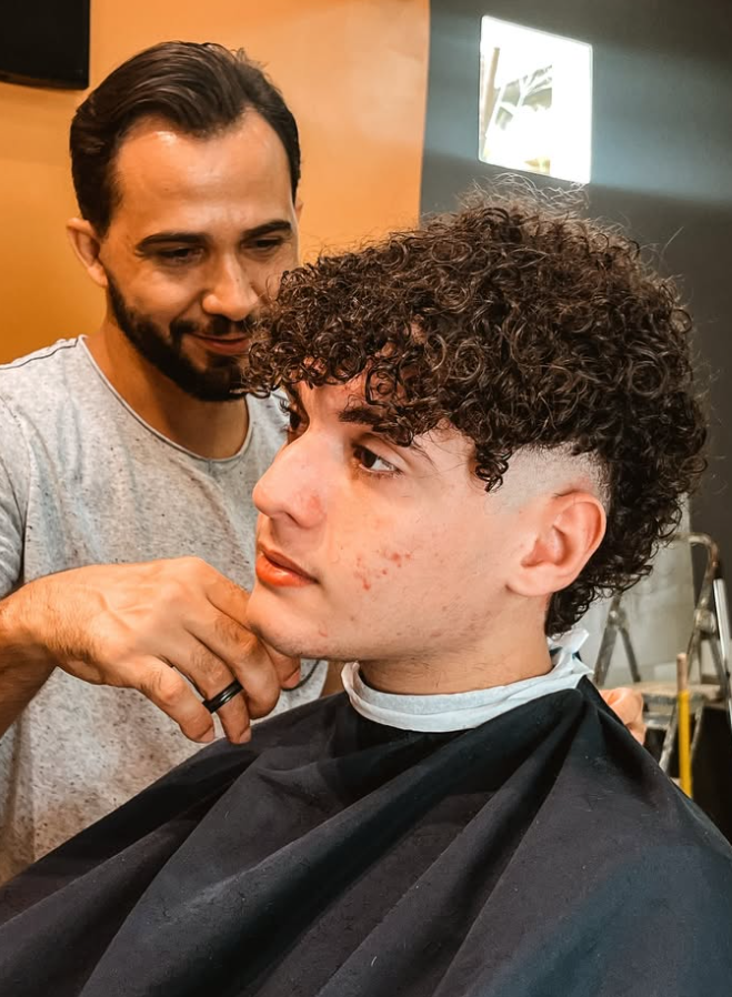 Barbeiro ajustando corte
